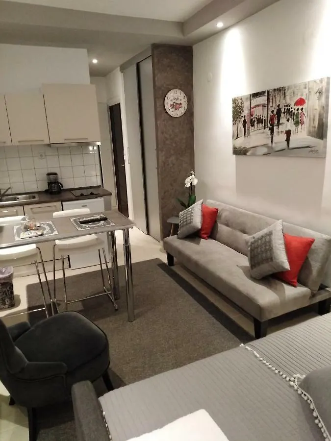 סלוניקי Mini Central Studio